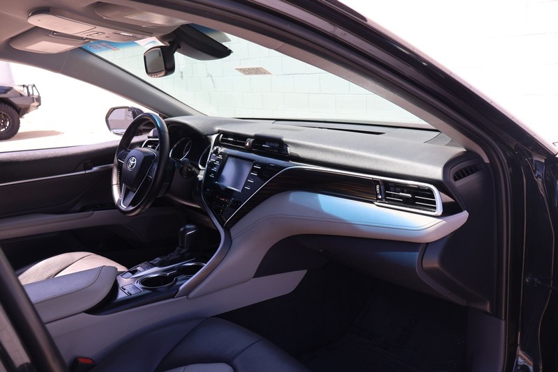 Toyota Camry Vehicle Full-screen Gallery Image 18