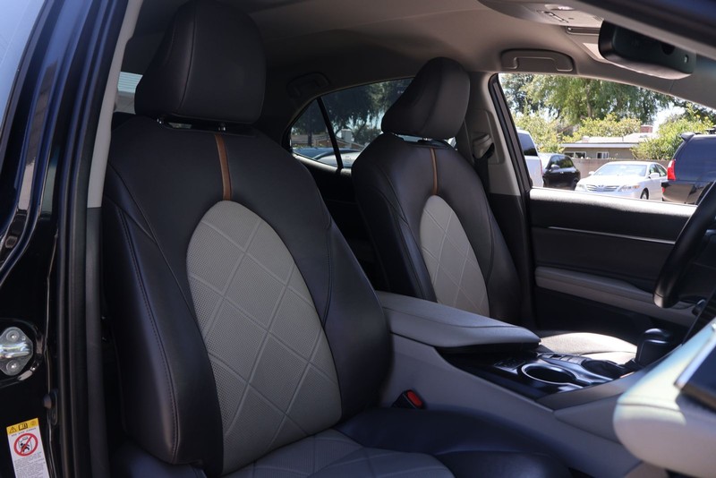 Toyota Camry Vehicle Full-screen Gallery Image 19