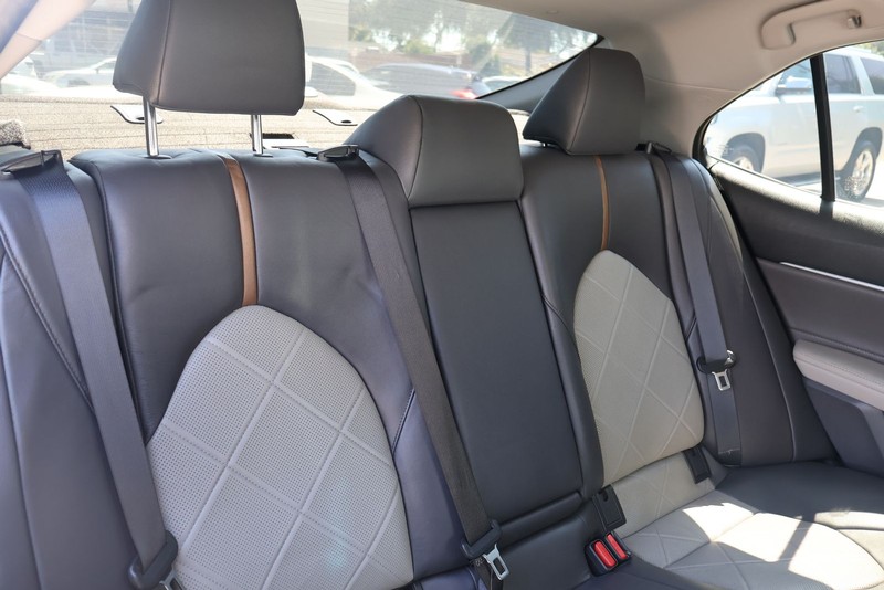 Toyota Camry Vehicle Full-screen Gallery Image 20