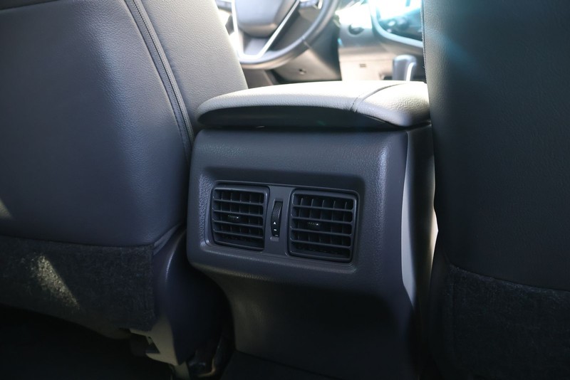 Toyota Camry Vehicle Full-screen Gallery Image 21