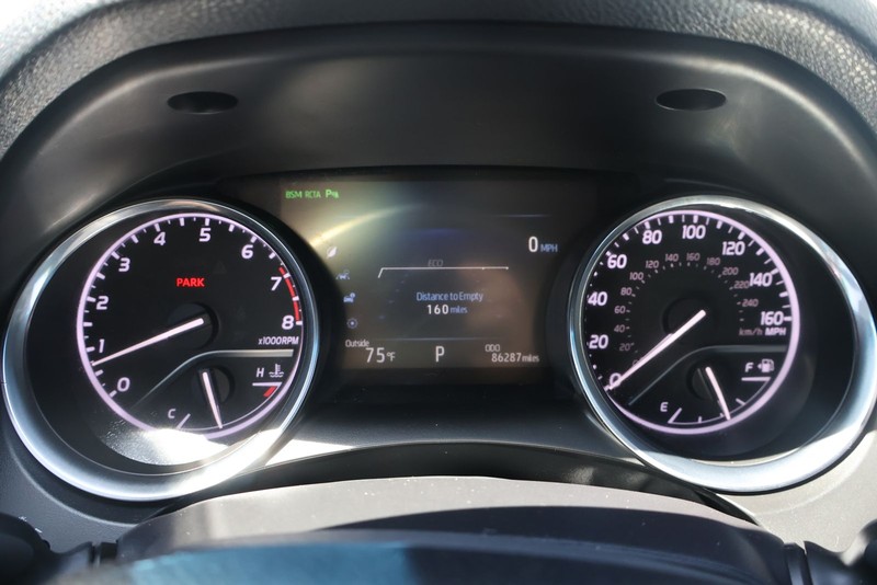 Toyota Camry Vehicle Full-screen Gallery Image 23