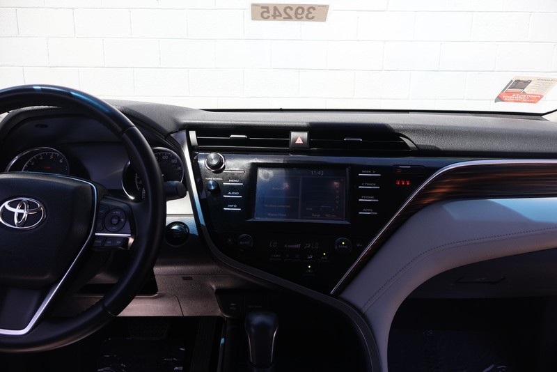 Toyota Camry Vehicle Full-screen Gallery Image 27