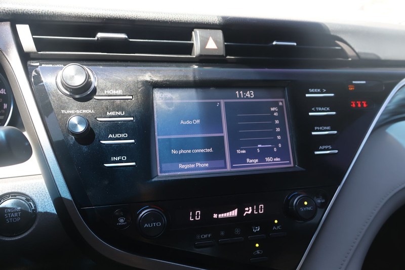 Toyota Camry Vehicle Full-screen Gallery Image 28