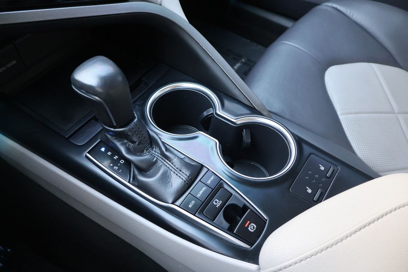 Toyota Camry Vehicle Full-screen Gallery Image 30