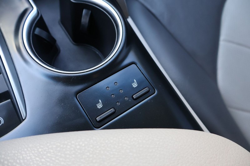 Toyota Camry Vehicle Full-screen Gallery Image 31