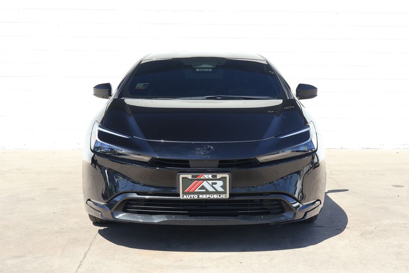 Toyota Prius Vehicle Full-screen Gallery Image 02