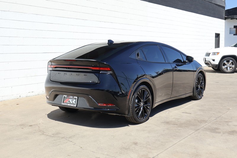 Toyota Prius Vehicle Full-screen Gallery Image 05