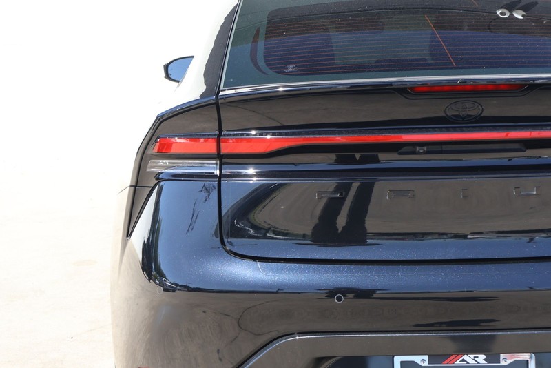 Toyota Prius Vehicle Full-screen Gallery Image 07