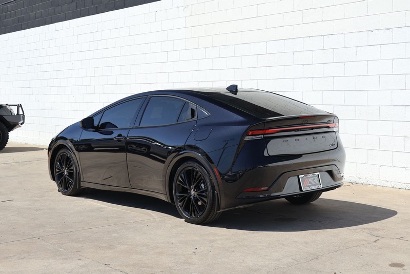 Toyota Prius Vehicle Full-screen Gallery Image 09