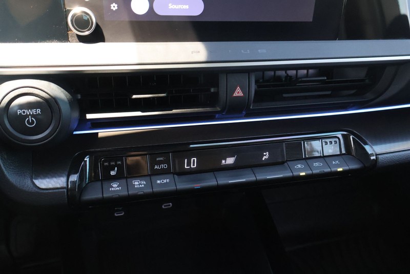 Toyota Prius Vehicle Full-screen Gallery Image 29