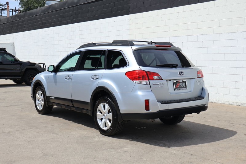 Subaru Outback Vehicle Full-screen Gallery Image 09