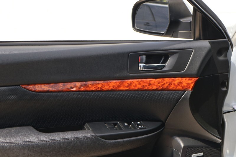 Subaru Outback Vehicle Full-screen Gallery Image 15