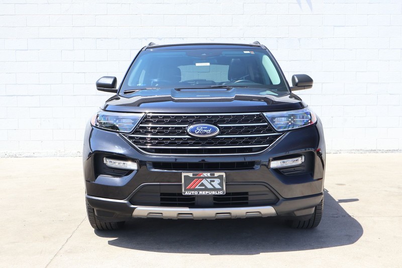 Ford Explorer Vehicle Full-screen Gallery Image 02