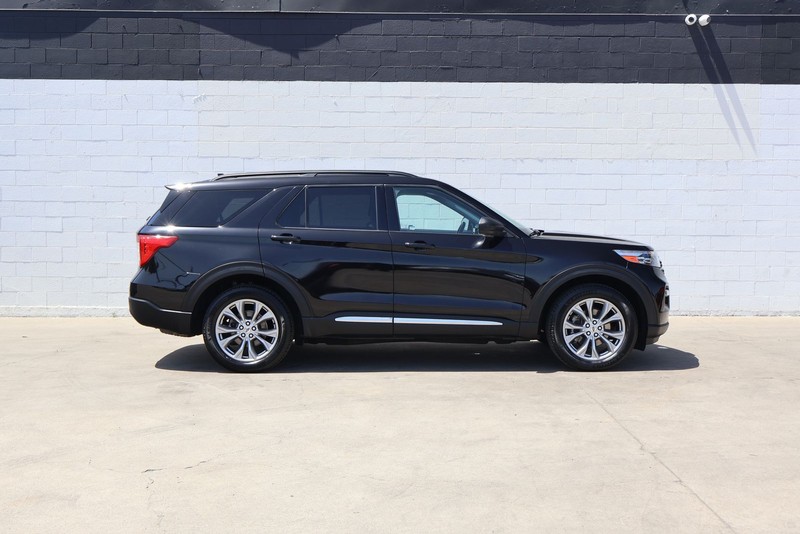 Ford Explorer Vehicle Full-screen Gallery Image 04