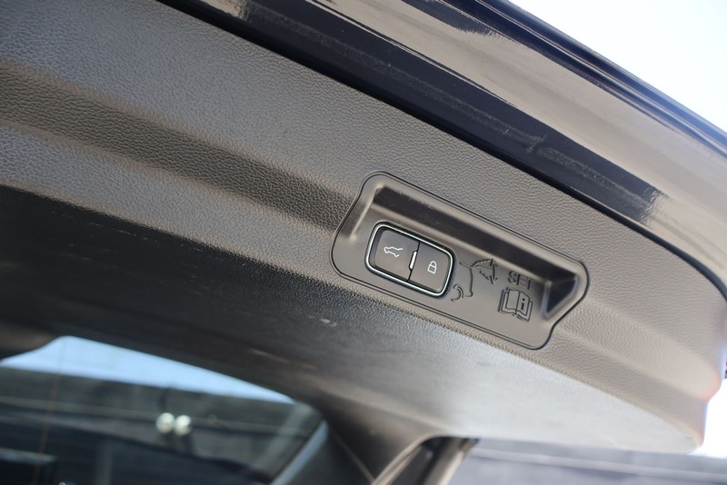 Ford Explorer Vehicle Full-screen Gallery Image 09