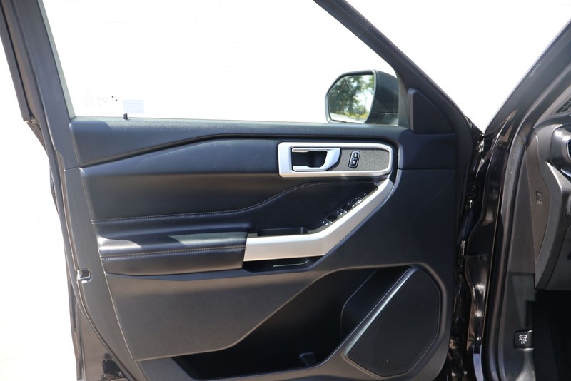 Ford Explorer Vehicle Full-screen Gallery Image 15