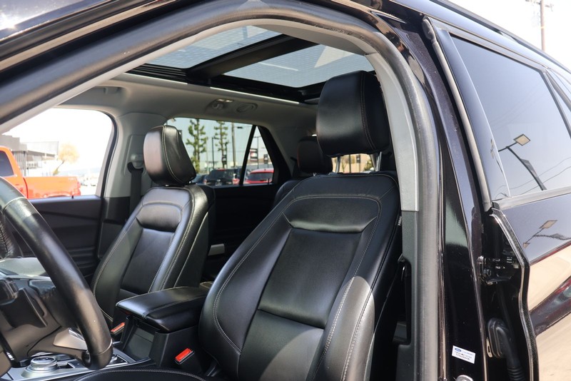 Ford Explorer Vehicle Full-screen Gallery Image 17