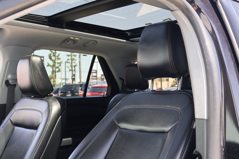 Ford Explorer Vehicle Full-screen Gallery Image 18