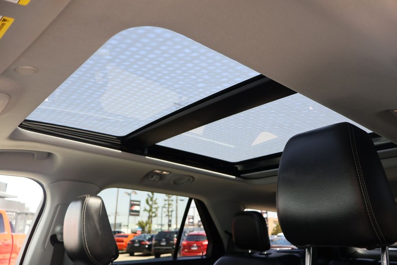 Ford Explorer Vehicle Full-screen Gallery Image 35