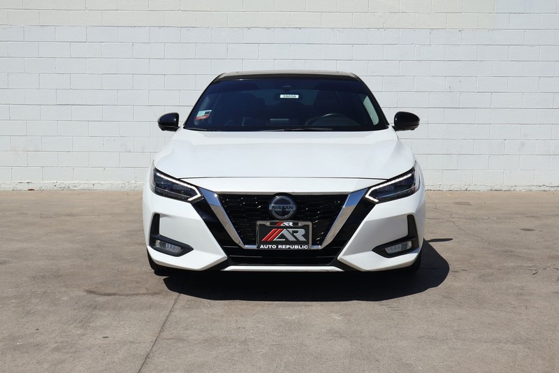 Nissan Sentra Vehicle Full-screen Gallery Image 02