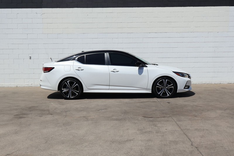 Nissan Sentra Vehicle Full-screen Gallery Image 04