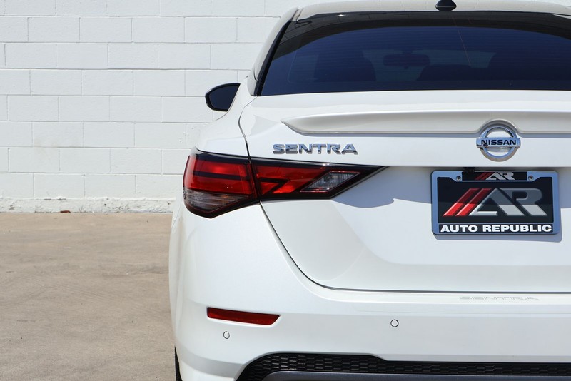 Nissan Sentra Vehicle Full-screen Gallery Image 07