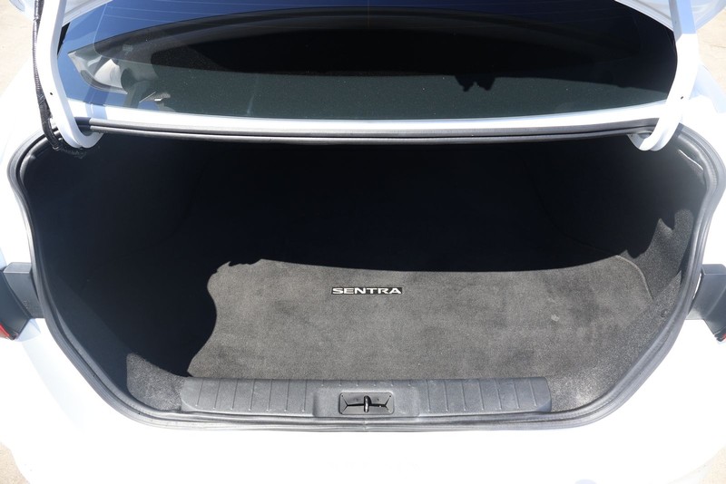 Nissan Sentra Vehicle Full-screen Gallery Image 08