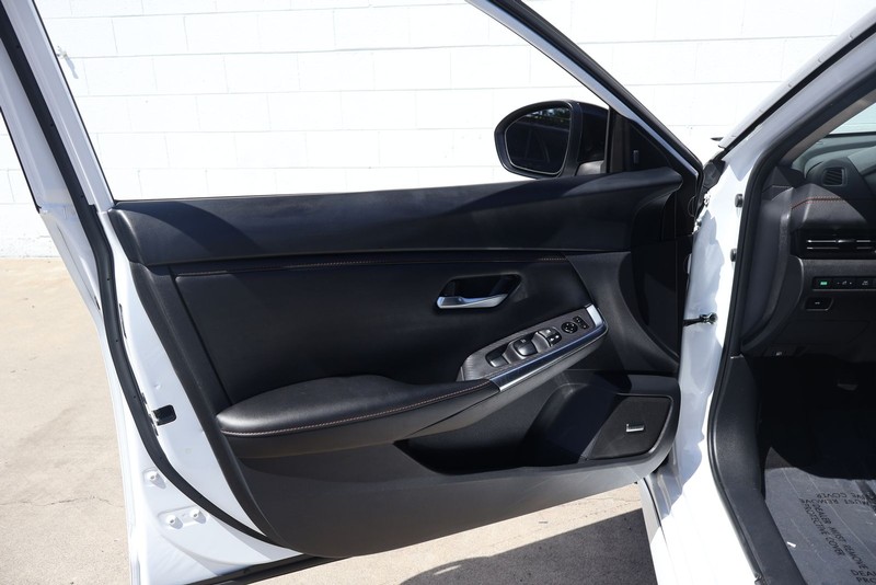 Nissan Sentra Vehicle Full-screen Gallery Image 14
