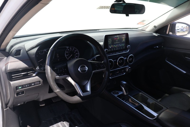 Nissan Sentra Vehicle Full-screen Gallery Image 15
