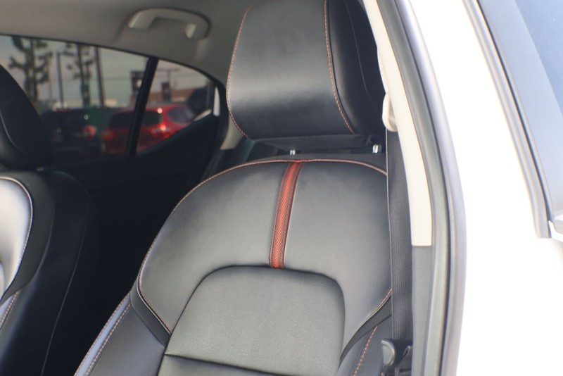 Nissan Sentra Vehicle Full-screen Gallery Image 17