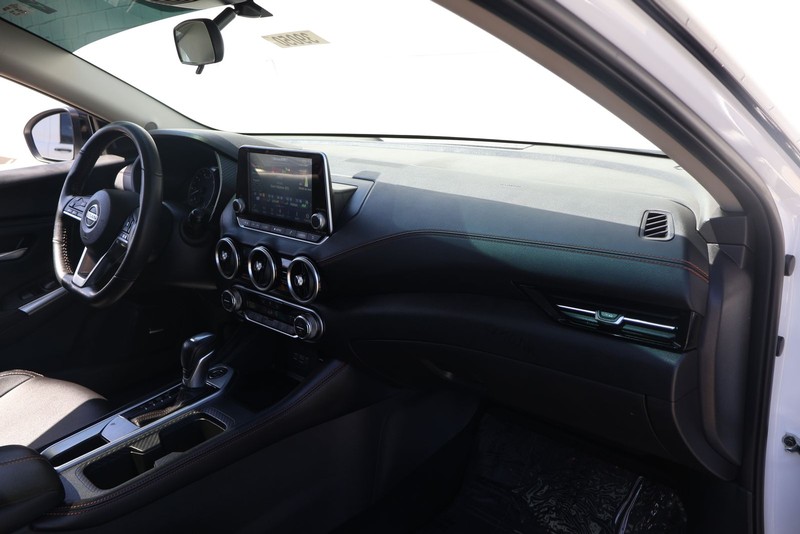 Nissan Sentra Vehicle Full-screen Gallery Image 18