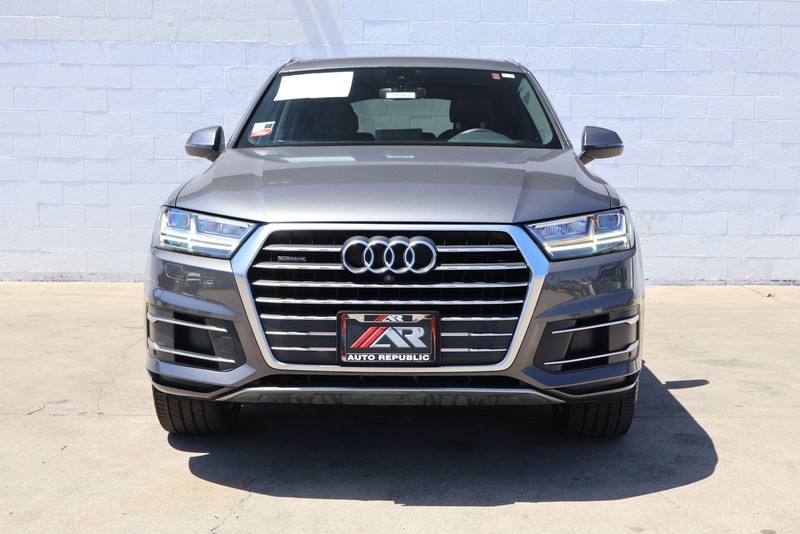 Audi Q7 Vehicle Full-screen Gallery Image 02