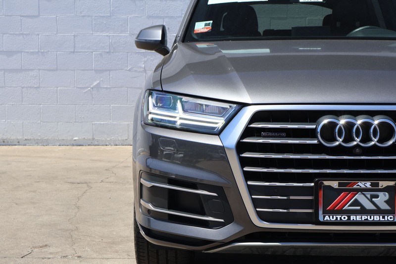 Audi Q7 Vehicle Full-screen Gallery Image 03