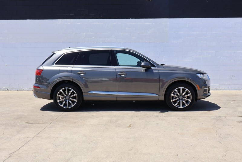 Audi Q7 Vehicle Full-screen Gallery Image 04