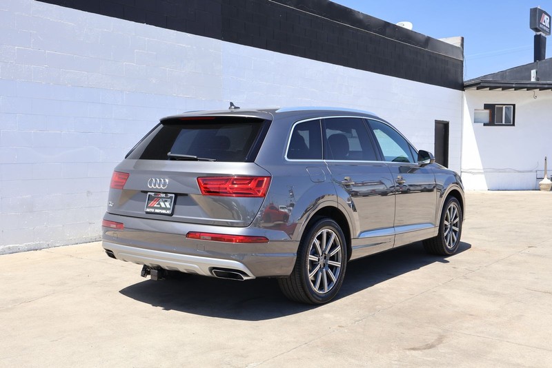 Audi Q7 Vehicle Full-screen Gallery Image 05