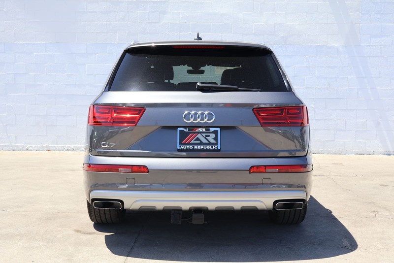 Audi Q7 Vehicle Full-screen Gallery Image 06