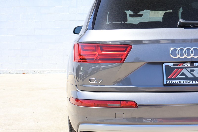 Audi Q7 Vehicle Full-screen Gallery Image 07