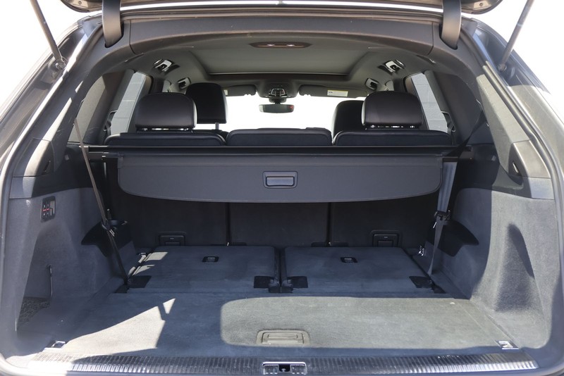 Audi Q7 Vehicle Full-screen Gallery Image 08