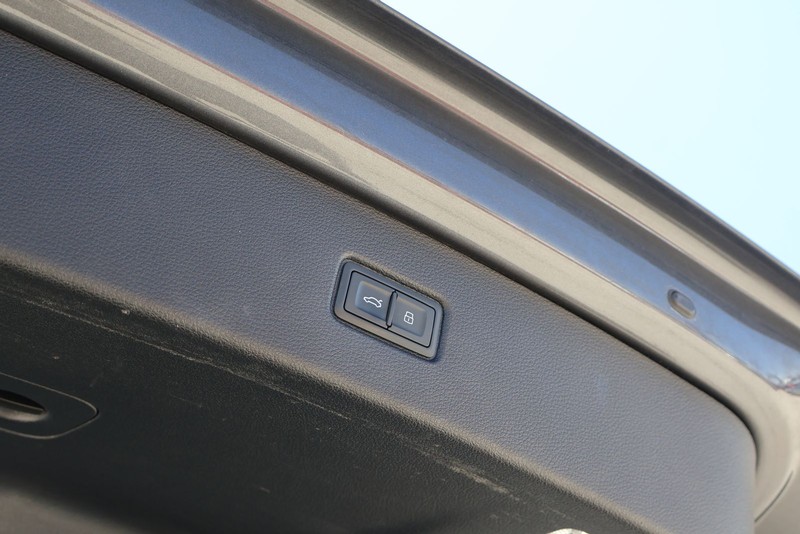 Audi Q7 Vehicle Full-screen Gallery Image 09