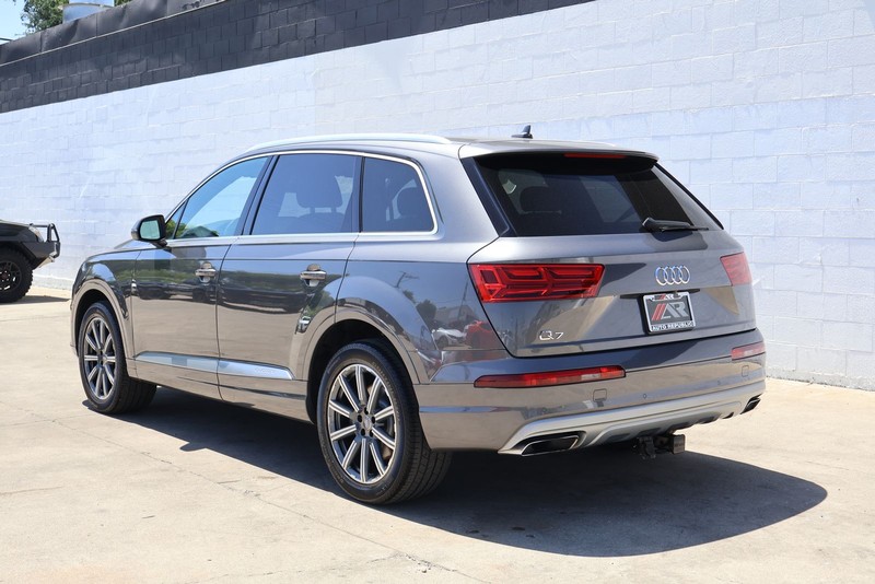 Audi Q7 Vehicle Full-screen Gallery Image 10