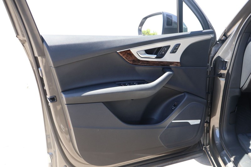 Audi Q7 Vehicle Full-screen Gallery Image 14