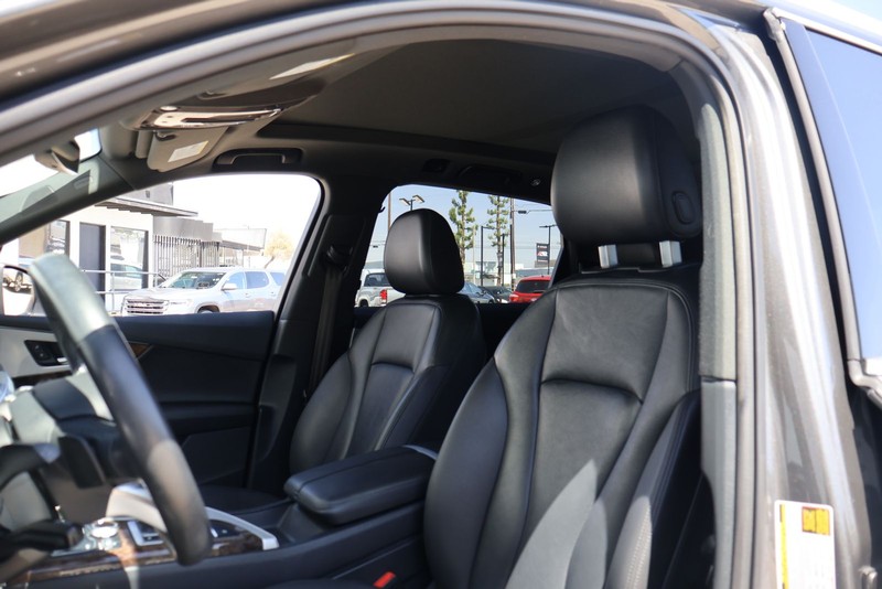 Audi Q7 Vehicle Full-screen Gallery Image 16