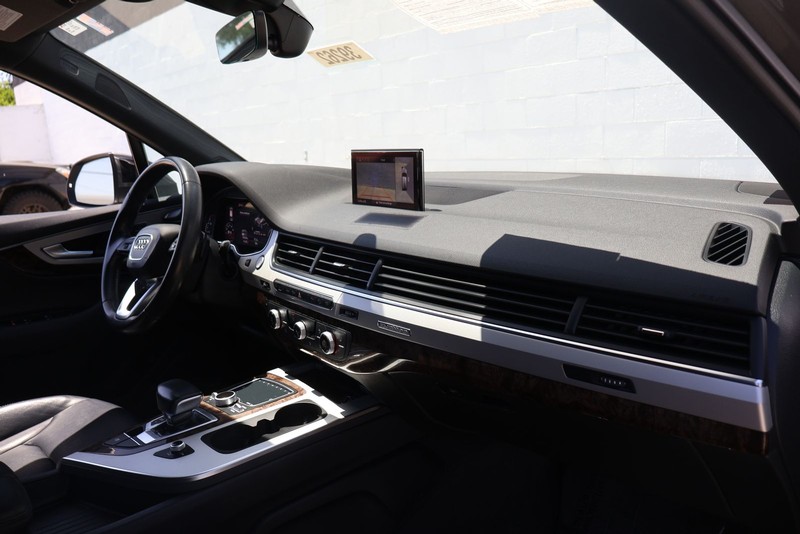 Audi Q7 Vehicle Full-screen Gallery Image 18