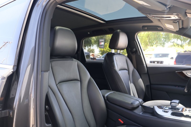 Audi Q7 Vehicle Full-screen Gallery Image 19