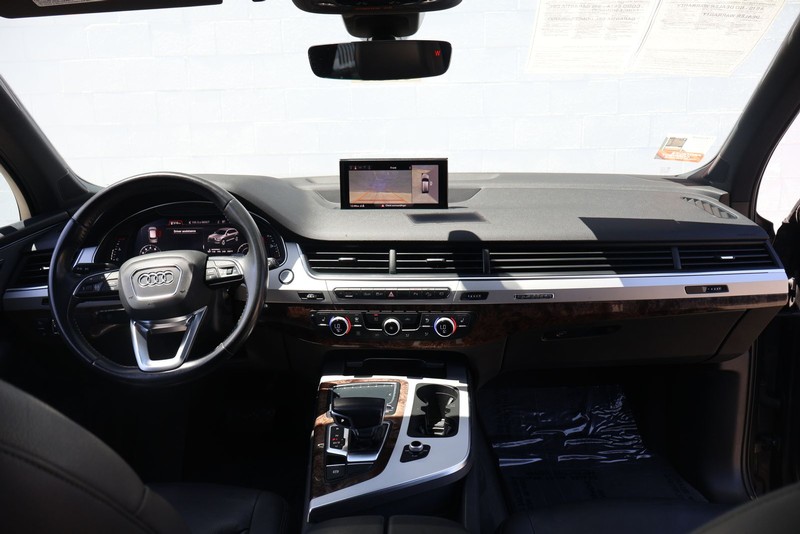 Audi Q7 Vehicle Full-screen Gallery Image 21