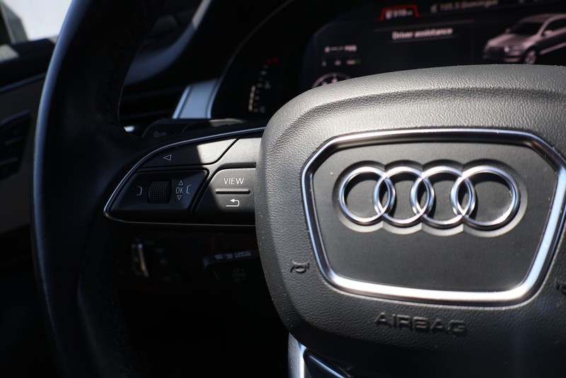 Audi Q7 Vehicle Full-screen Gallery Image 24