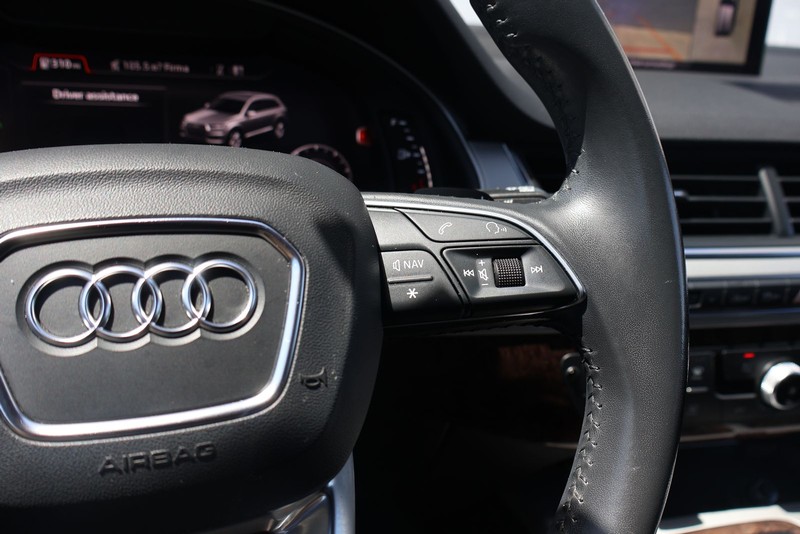 Audi Q7 Vehicle Full-screen Gallery Image 25