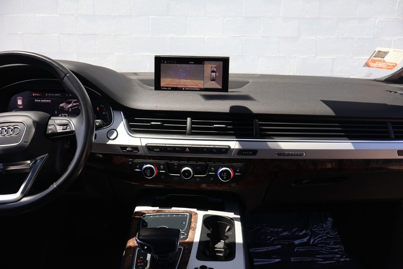 Audi Q7 Vehicle Full-screen Gallery Image 26