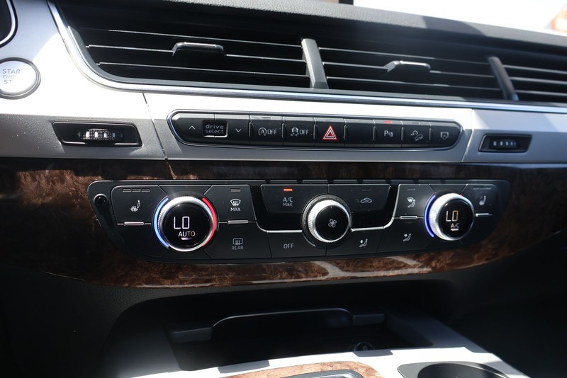 Audi Q7 Vehicle Full-screen Gallery Image 29