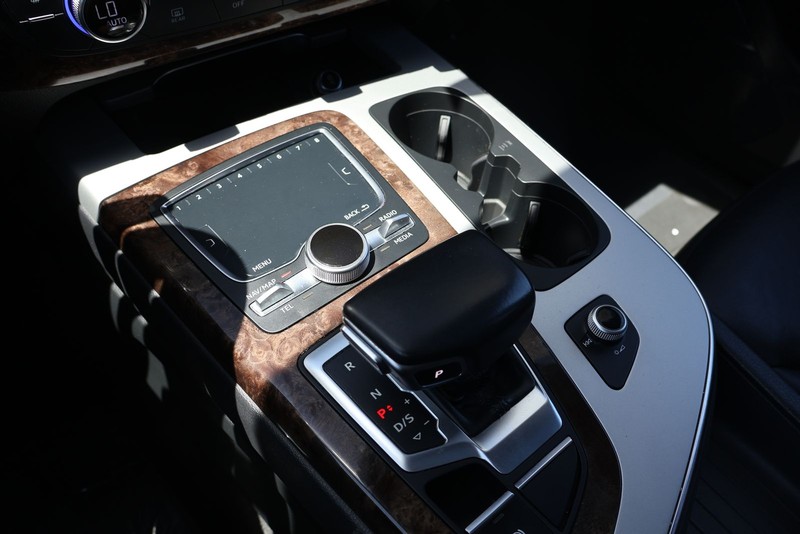 Audi Q7 Vehicle Full-screen Gallery Image 30